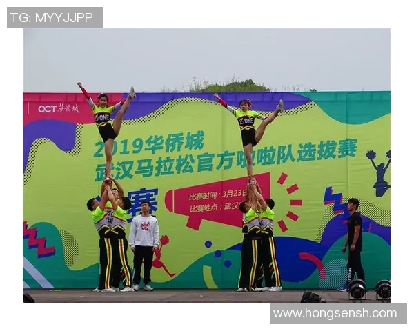 西安城市马拉松街舞队精彩配合展现团队精神与活力 西安城市马拉松街舞队精彩配合展现团队精神与活力