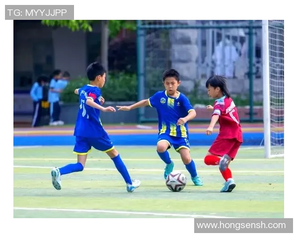 追逐小足球梦想的少年们在绿茵场上书写青春的传奇与希望